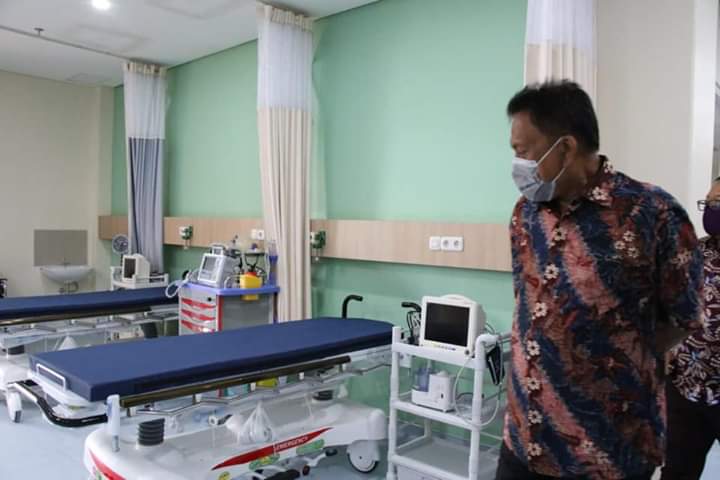Gubernur Olly Dondokambey SE saat meninjau persiapan operasional RS Dr JH Awaloei di Tateli, terlebih fasilitas tempat tidur untuk Pasien Corona