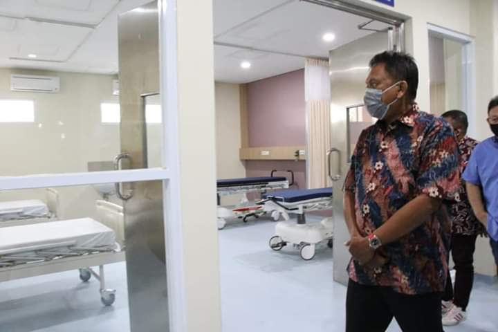 Gubernur Olly Dondokambey SE saat meninjau RS Dr JH Awaloei, Rabu (03/06/2020)