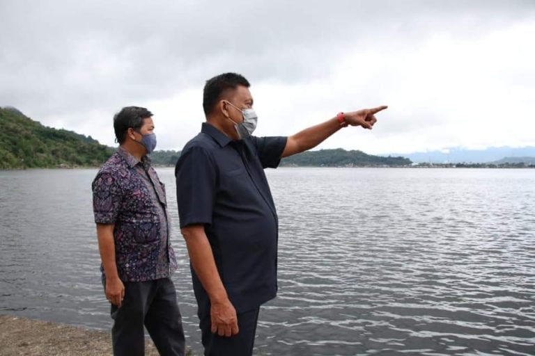 Gubernur Olly Dondokambey SE dan Wagub Drs Steven OE Kandouw saat meninjau Danau Tondano