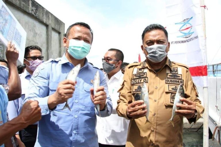 Menteri Kelautan dan Perikanan RI Edhy Prabowo dan Gubernur Sulut Olly Dondokambey SE saat memegang ikan Malalugis di TPI Tumumpa Manado, Jumat (12/06/2020)