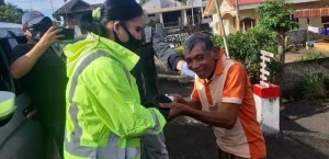 Shintia Gelly Rumumpe berbagi bantuan di tengah pandemi covid 19.