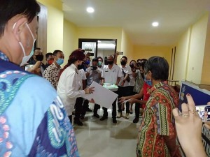 Bupati VAP saat menyerahkan bantuan sosial tunai secara simbolis kepada warga terdampak Covid usai menggelar Lounching BST di kantor Bupati Minut.