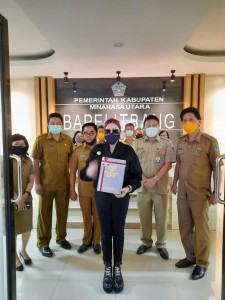 Bupati Vonnie Panambunan bersama Sekda Jemmy Kuhu dan Kaban Keuangan Petrus Macarau serta pejabat eselon II Pemkab saat foto bersama usai mendapatkan dokumen salinan Opini WTP dari BPK RI perwakilan Sulut.