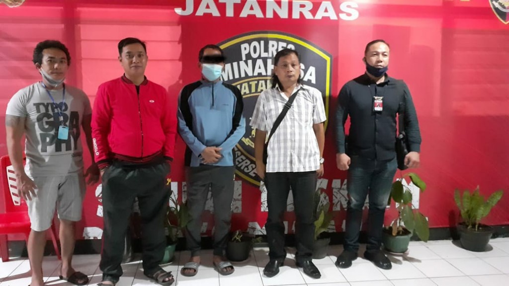 Pelaku saat berada di Mapolres Minahasa