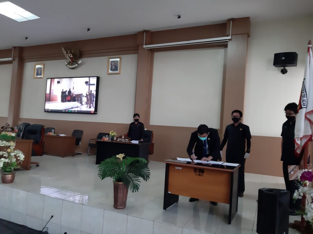 Penandatanganan dokumen okeh Pimpinan DPRD Kabupaten Minsel dalam Rapat Paripurna