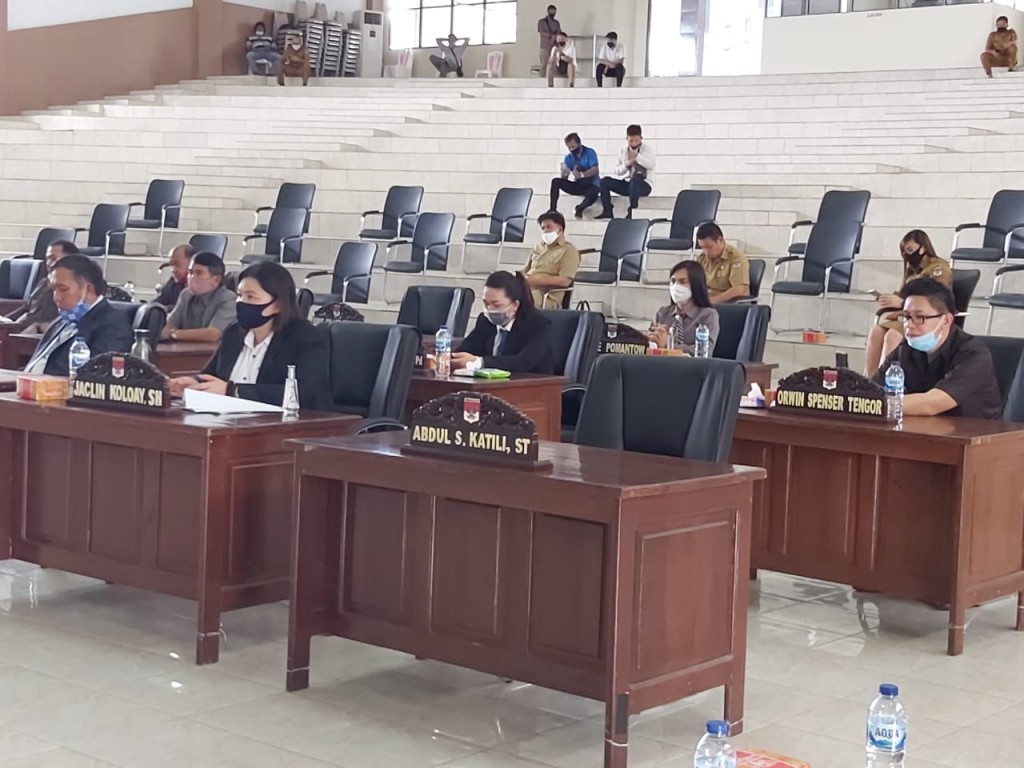 Para Anggota DPRD Kabupaten Minahasa Selatan yang ikut Rapat Paripurna