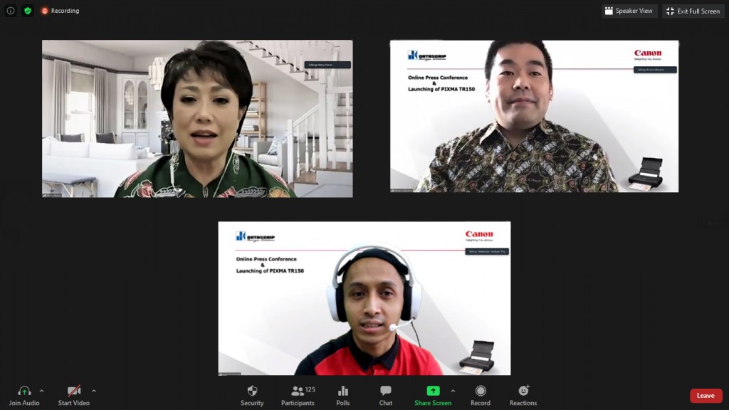 Tampak pada gambar (dari kiri atas searah jarum jam): Merry Harun – Canon Business Unit Director pt.Datascrip, Hiromu Akiyama – Marketing Manager, Canon Singapore Pte. Ltd., dan Andryan Pranata - Assistant Marketing Manager Canon Business Unit pt. Datascrip saat acara Press Conference & Peluncuran Canon PIXMA TR150 yang berlangsung secara virtual, Kamis (18/06/2020)