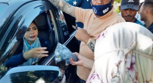 Vonnie Panambunan tampak berbagi berkat kepada warga Bolmong saat melakukan kunjungan.