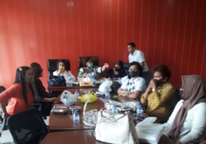 Kebersamaan kerukunan istri anggota DPRD Minut saat menggelar rapat rutin tanpa mengabaikan protokol kesehatan.