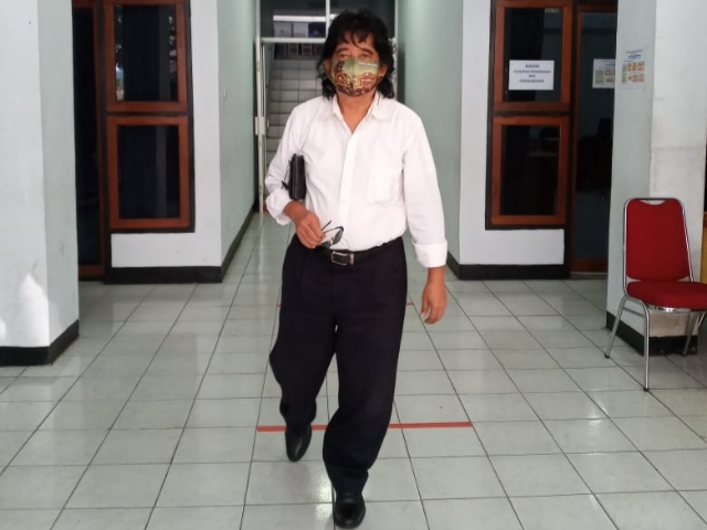 JOHANNES JUMAN BUDIMAN SH, saat bertandang ke Kantor DPRD Kota Bitung mendengarkan pembahasan terkait lahan Stadion Duasudara Bitung, milik Kliennya (SHS)