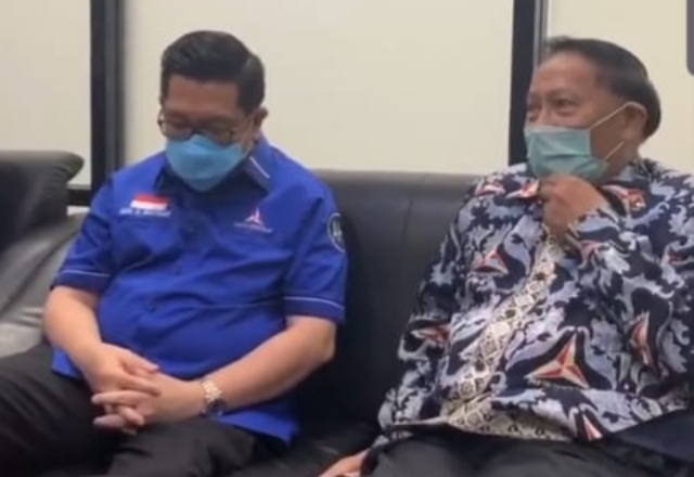 Mor Dominus Bastiaan bersama EE Mangindaan di Kantor DPP Partai Demokrat Jakarta.