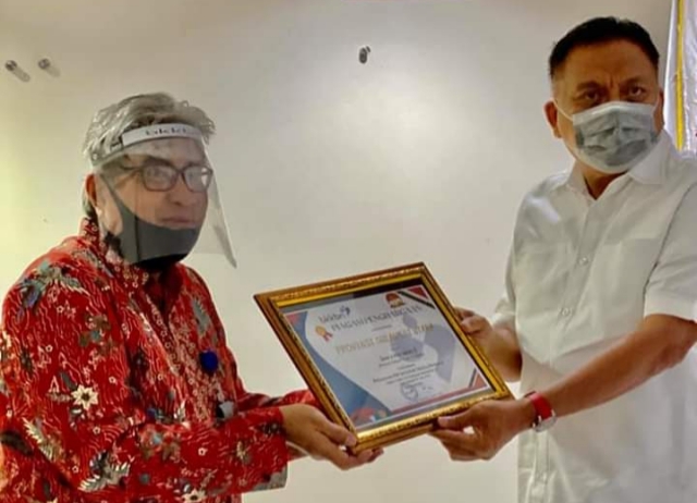 Gubernur Olly Dondokambey SE saat menerima penghargaan dari BKKBN, Jumat (24/07/2020)