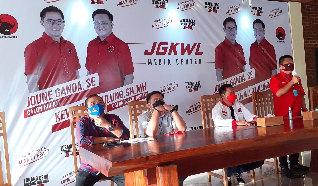 Ketua DPC PDI Perjuangan Minahasa Utara Denny Lolong (paling kanan) saat menyampaikan optimisme politik untuk kemenangan Paslon JG-KWL, Sabtu (25/07/2020)