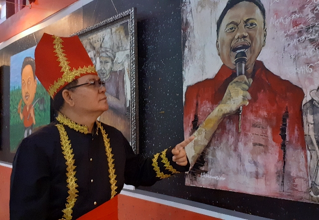 Kadis Kebudayaan Daerah Provinsi Sulut Jenry Sualang SPd MAP dan Lukisan Gubernur Olly Dondokambey SE di Pameran Lukisan 2020