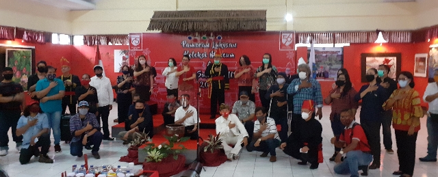 Foto bersama para pelukis yang ikut di Pameran Lukisan 2020