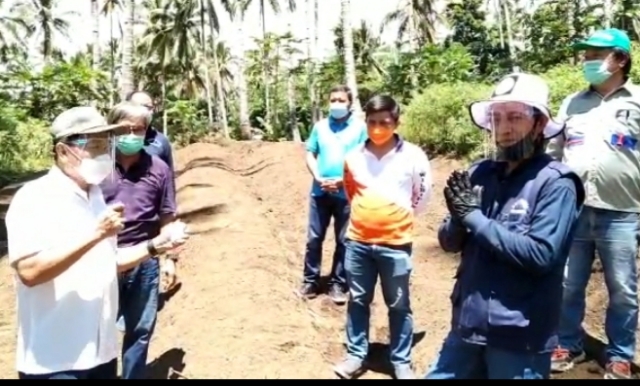Walikota Bitung Max Lomban dan Ketua PKB Sinode GMIM GS Vicky Lumentut saat berada di Perkebunan Rupert Kelurahan Kumersot Kecamatan Ranowulu Kita Bitung, Jumat (31/07/2020)
