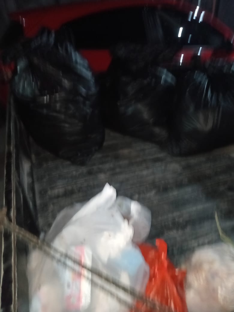 Sampah-sampah berserakan dikumpulkan dalam kantong plastik hitam dan dibuang pada tempatnya oleh hukum tua desa kolongan menggunakan kendaraan pribadinya.