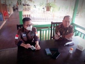 Senator Stefanus Ban Liow bersama Ajabar senator asal Sulbar usai melakukan sosialisasi dengan persatuan guru republik indonesia serta para pengawas se Minahasa Utara.