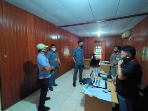 Komisioner Bawaslu Minut Rocky Ambar saat melakukan monitoring.