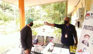 Pemeriksaan suhu tubuh sebelum memasuki kantor KPU Minut.
