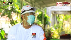 PPDP menggunakan APD untuk menemui masyarakat.