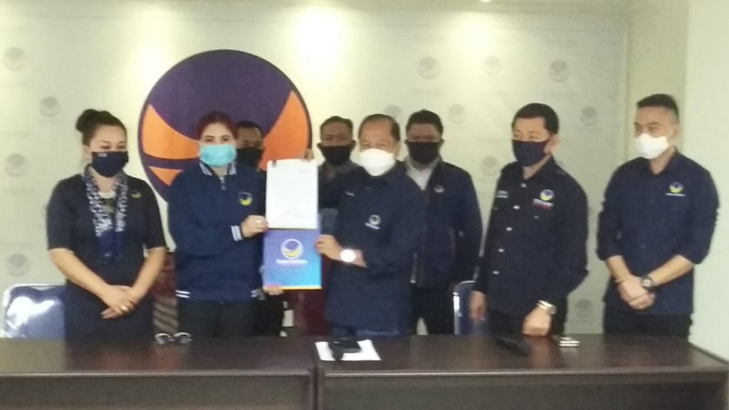 Penyerahan Surat Rekomendasi DPP Partai Nasdem oleh VAP kepada Ketua DPW Nasdem Sulut Max J Lomban