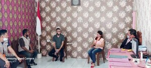 SUPERVISI: Komisioner Bawaslu Rahman Ismail tampak mengunjungi Panwascam Talawaan.