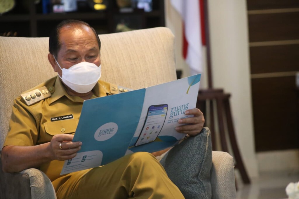Walikota Max Lomban saat melihat brosur Sekolah Online beraplikasi 'Ruangguru', Senin (13/07/2020)