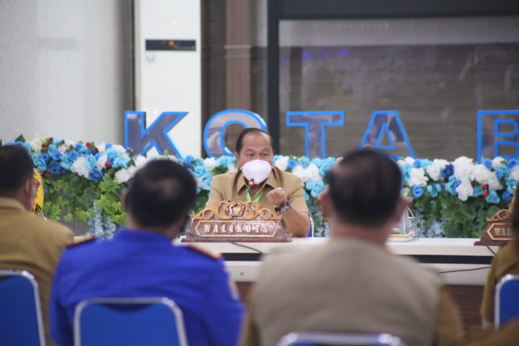 Walikota Bitung Maximilian Jonas Lomban, yang juga Ketua Gugus Tugas Covid-19 Kota Bitung saat memimpin Rakor Percepatan Penanganan Covid-19, Selasa (14/07/2020). Foto: FK
