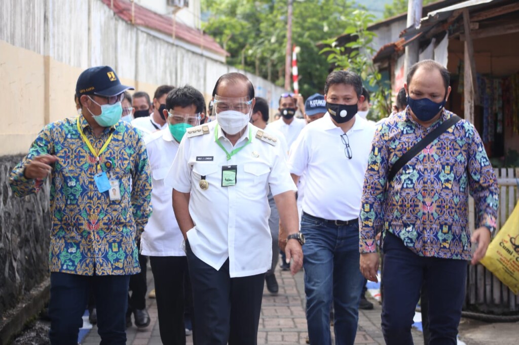 Walikota Bitung Maximilian Jonas Lomban saat menuju lokasi kegiatan Serah Terima BPM TA 2019 dari BPPW Sulut, Rabu (15/07/2020)