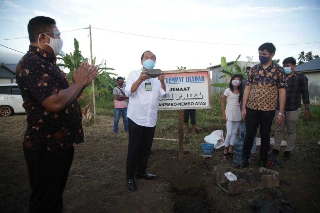 Walikota Bitung Max J Lomban Melakukan Peletakan Batu Pertama Di Gereja Pniel Manembo - nembo Atas.Minggu (19/07/2020).