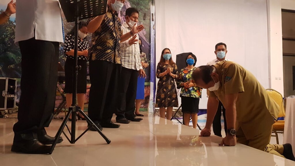 Walikota Max Lomban saat didoakan para Pendeta, Senin (27/07/2020)
