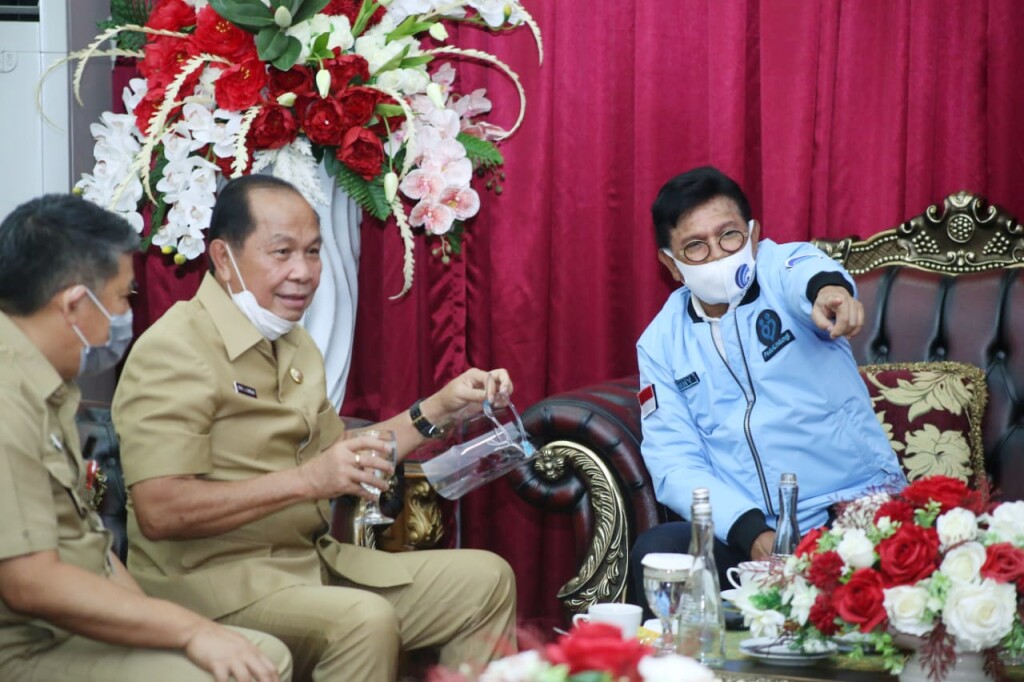 Walikota Bitung Maximiliaan Jonas Lomban saat berbincang ringan dengan Menkominfo Johnny G Plate di VVIP Pemprov Sulut Bandara Sam Ratulangi Manado, Selasa (28/07/2020)