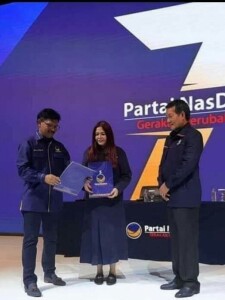 Vonnie Anneke Panambunan dan GS Vicky Lumentut saat menerima SK dari Sekjen partai Nasdem sebagai Ketua DPW Kabupaten Minut dan Ketua DPW Kota Manado.