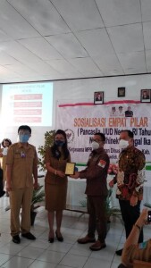 Senator asal Sulut SBAN Liow saat menerima cindera mata dari Pemerintah Kabupaten Minut usai melaksanakan sosialisasi 4 Pilar Kebangsaan.