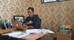 Komisioner Bawaslu Minut Rocky Ambar saat mengikuti diskusi Daring bersama Bawaslu Sulut yang melibatkan pengurus kecamatan.