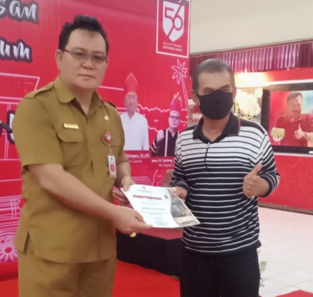Penyerahan Sertifikat kepada pelukis