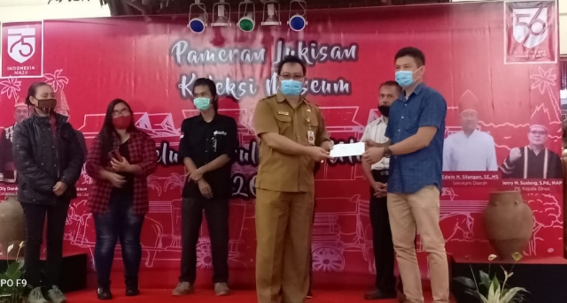 Penyerahan hadiah kepada pengumpul polling terbanyak dari Netizen terhadap Lukisan Gubernur Olly Dondokambey SE saat Pandemi Covid-19, Selasa (04/08/2020)