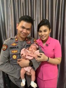IPTU Iwan Mathew Frans Kapojos bersama Isteri tercinta dan Anak tercinta.