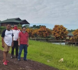 Tampak, pagi tadi Berty Kapojos mendampingi Olly Dondokambey di Kediaman "Cempaka" saat melakukan aktivitas rutin setiap hari.