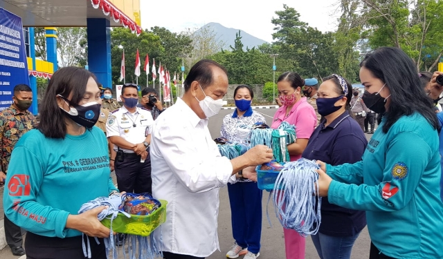 Didampingi Ketua TP PKK Kota Bitung Ibu Khouni Lomban Rawung, Walikota Max Lomban membagikan Masker kepada Organisasi Perempuan, Jumat (14/08/2020) pagi