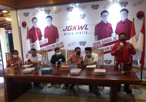 Ketua DPC PDI Perjuangan Denny Lolong saat menyampaikan orasi dalam konfrensi pers.
