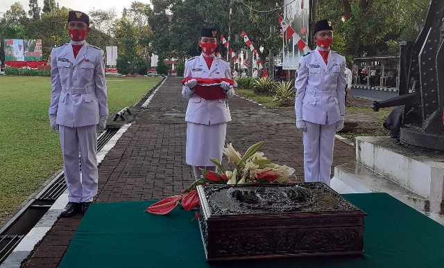 Paskibraka siap menyerahkan Bendera Merah Putih setelah upacara penurunan Bendera, Senin (17/08/2020) sore