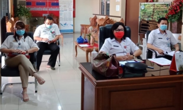 Kadis Pendidikan Daerah Provinsi Sulut dr Grace Penuh MKes saat mengikuti Rapat Koordinasi dengan Dirjen Kemendikbud, Rabu (19/08/2020)