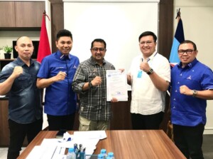 Penyerahan SK. B 1KWK oleh Sekjen DPP Partai Demokrat yang diterima oleh calon wakil Bupati Kevin William Lotulung bersama pengurus DPC Demokrat Minut belum lama ini.