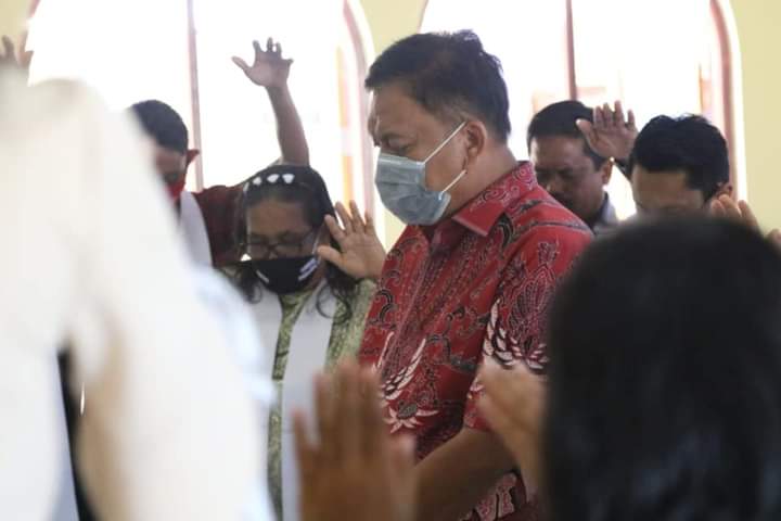 Gubernur Olly Dondokambey SE saat didoakan para Pelsus GMIM Jemaat