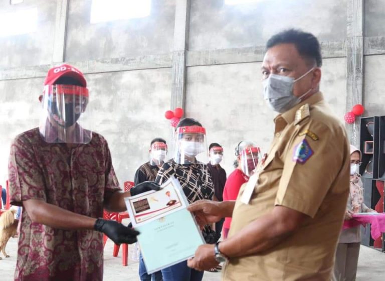 Gubernur Olly Dondokambey SE saat menyerahkan secara simbolis Sertifikat Redis, Selasa (25/08/2020)