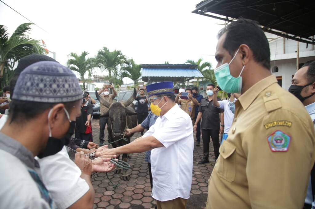 Walikota Max Lomban saat menyerahkan bantuan Hewan Qurban Pemkot Bitung di Masjid Jami Al-Huda