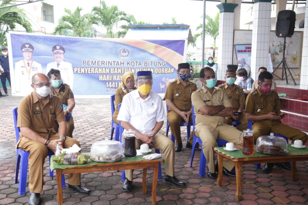 Walikota Max Lomban saat berada di lokasi penyerahan bantuan Hewan Qurban