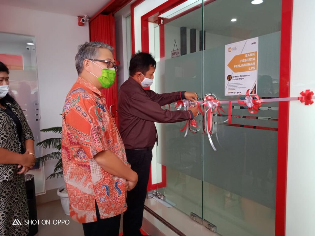 Wabup Mitra Jesaja J Legi saat menggunting pita peresmian Kantor Kas BSG Tombatu, Selasa (04/08/2020)